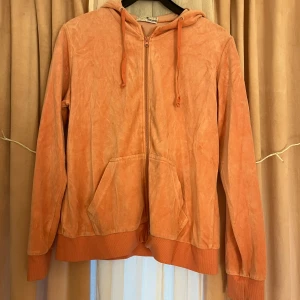 Kofta - En jätte skön och jätte söt kofta. Den är i väldigt bra skick. Då den knappt är använd. På sista bilden ser man mer hur koftans verkliga färg är. 