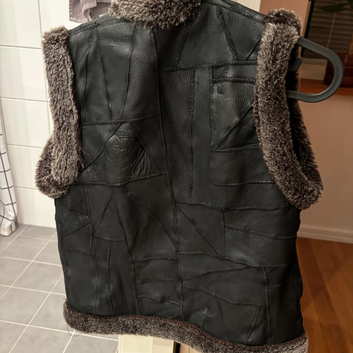 Skinn- och pälsväst  - 92