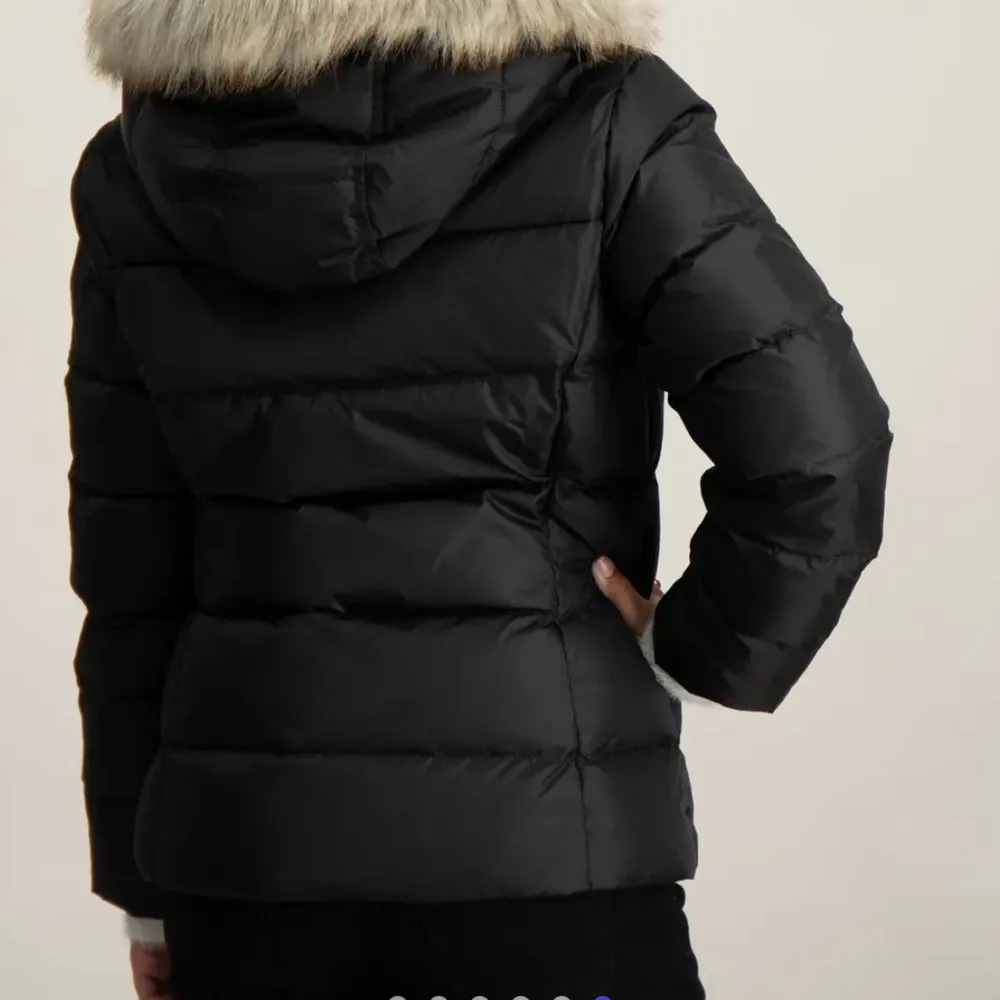 SVART ESSENTIAL DOWN FUR HOOD JACKET - TJEJ !Originellt köpt för 2099 SEK men säljer för 1200 SEK. Inga defekter alls och pälsen går att dra av!Är liten i storleken så den passar som M Pris kan diskuteras. Skriv för personliga bilder!. Jackor.