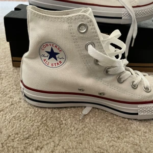 Vita converse  - Säljer ett par vita converse i storlek 36,5. Aldrig använda. Äkta!🤍