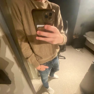 Oscar Jacobson tröja - Tja! Säljer nu denna riktigt sköna Oscar Jacobson tröjan då den sitter lite stort på mig. Skick 10/10! Priset är ej hugget i sten! Öppen för byten ✅