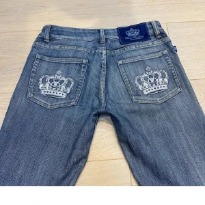 Lågmidjade Victoria Beckham jeans - Victoria Beckham jeans med låg midja. Bild 1,4 och 5 är tagna av förra ägaren. Bra längd för dig som är runt 160) Skriv till mig för fler frågor, t.ex om mått eller andra bilder osv🤍märkta som W29 men uppskattar till W27, så runt en 34-36. Midjemått 36 cm rakt över (72 cm).