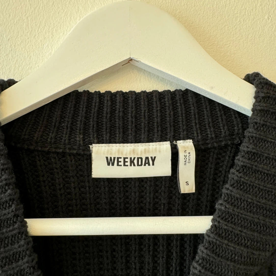 Svart stickad tröja från Weekday - 90