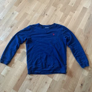 Us polo tröja - Säljer denna då den är förliten. 8/10 skick, inga fel på den bara lite skrynklig i ärmarna Jag skulle säga att den passar 160-165cm men de beror på hur ma vill att den ska sitta Bara att fråga om mer bilder eller annat