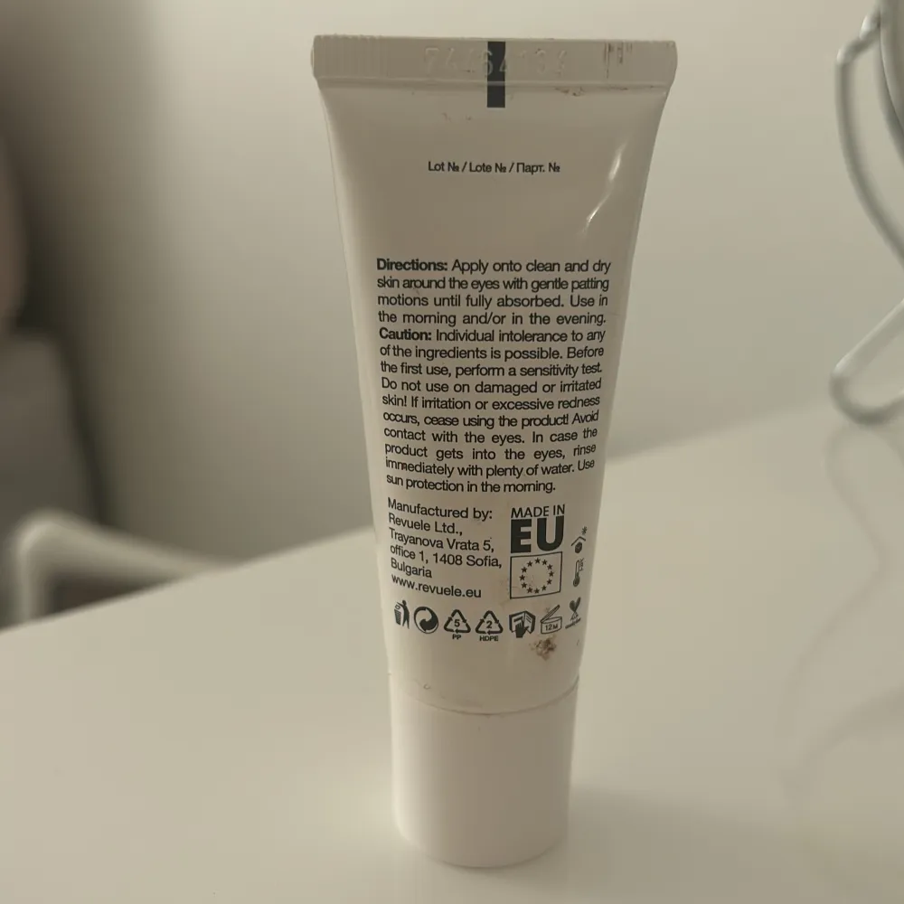 Säljer en tub med Revuele Retinol Eye Contour Gel. Denna gel är perfekt för att motverka ålderstecken runt ögonen, som rynkor och puffighet. Den är i en smidig 25 ml tub och är lätt att applicera med mjuka klappande rörelser tills den är helt absorberad. Används både morgon och kväll för bästa resultat. Tillverkad i EU.. Skönhet.