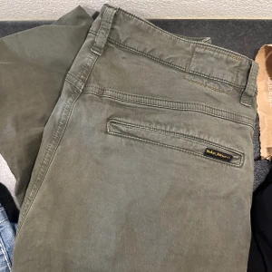 Nudie Gröna Chinos - Bra skick och cool färg. Chinos från Nudie. 