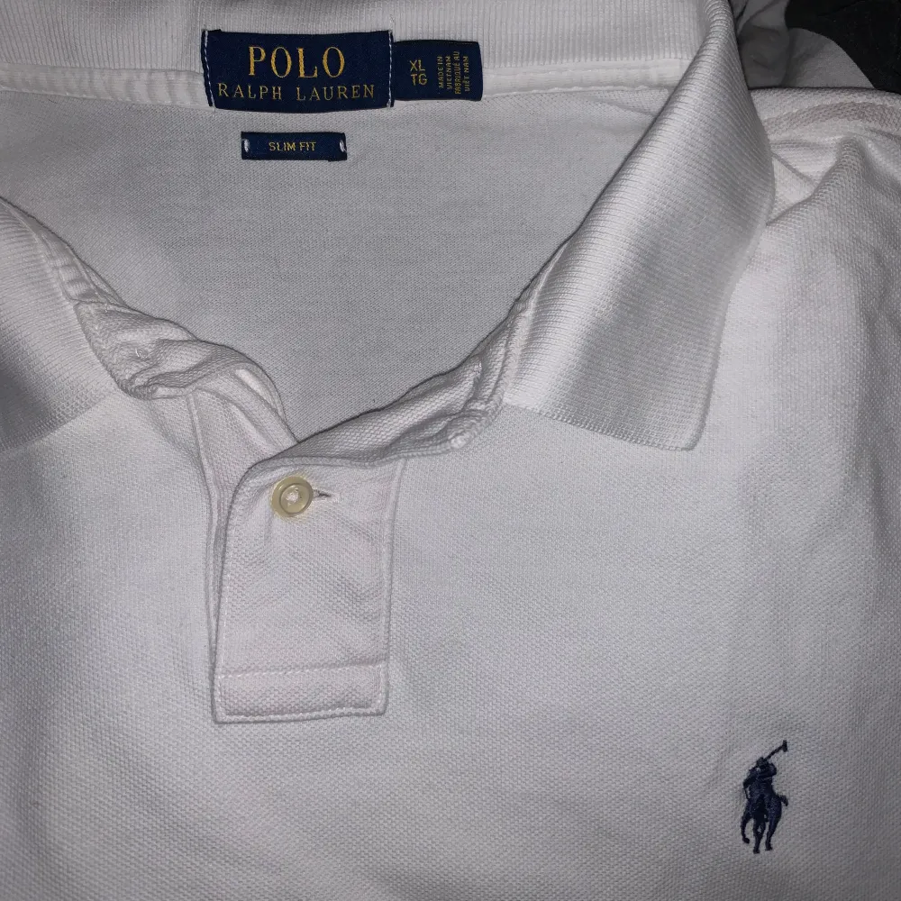 Säljer denna feta vita ralph lauren pikén eftersom det är fel storlek på mig. 10/10 skick hör av dig om du är intresserad. Pris kan diskuteras!😊. T-shirts.