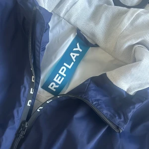 Replay Jacka  - En mörkblå replay jacka i toppskick. Jackan är i storlek L men passar bäst om du bär M. Nypriset ligger på 1200kr.