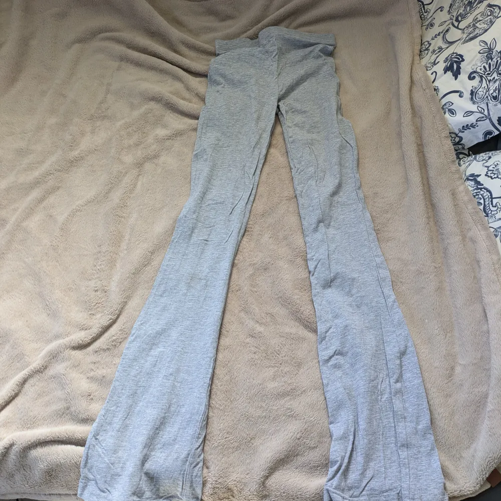 Säljer nu mina gråa yoga pants pga att dem är för små för mig storlek XS priset går att diskuteras:). Jeans & Byxor.