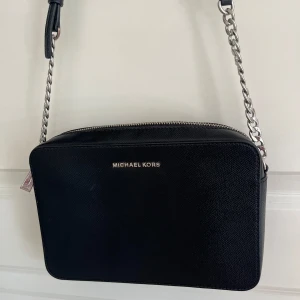 Michael Kors-Jet Set Large Saffiano Leather Crossbody - I fint skick, inköpt 2022 och måttligt använd.  Nypris 2 100kr. 