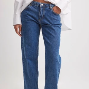 Jeans med låg midja - Jeans med låg midja från NA-KD Uppsydda för att passa mig som är 164 