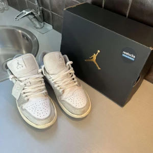 Jordan 1 Low PRM 'Berlin Grey' - Säljer dessa Jordan 1 som inte kommer till användning längre, bra skicka och orginal box ingår. Ny pris är mellan 3500-5000kr på hemsidorna. Skriv gärna vid frågor eller för fler bilder 