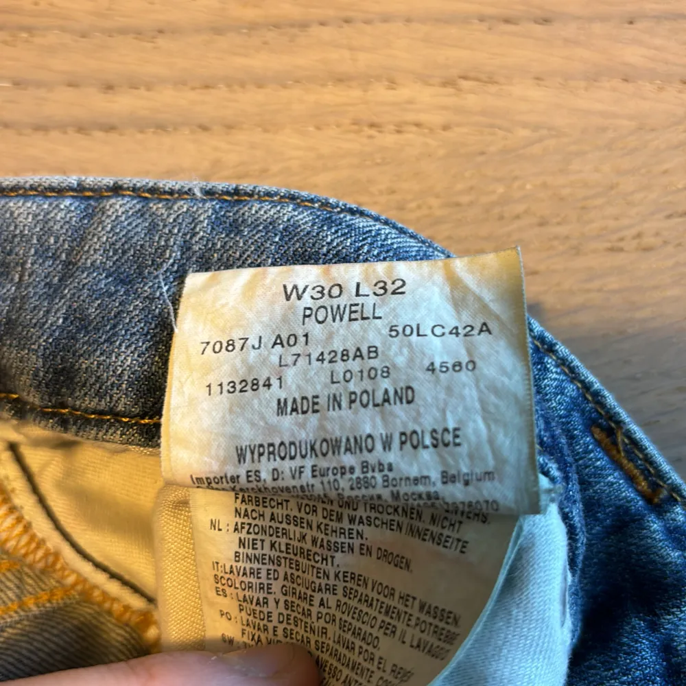 Tja säljer nu mina LEE jeans då dom blivit för små, skicka är 8/10 inga flaws men dom är använda få tal gånger vid andra funderingar är det bara att höra av sig👍🏼. Jeans & Byxor.