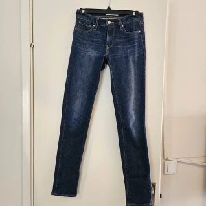 Jeans - Levis jeans, tajta uppe med raka ben. Storlek W24L32