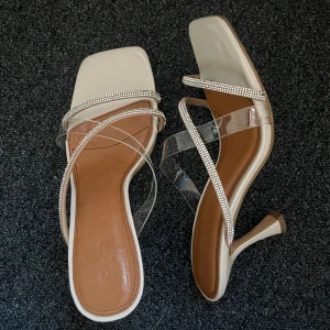 Klackar nakd ca 5cm - Perfekt till bal osv✨✨ Defekt vid paljetterna på ena skon (se sista bild). Använd endast 1 gång så bra skick utöver de