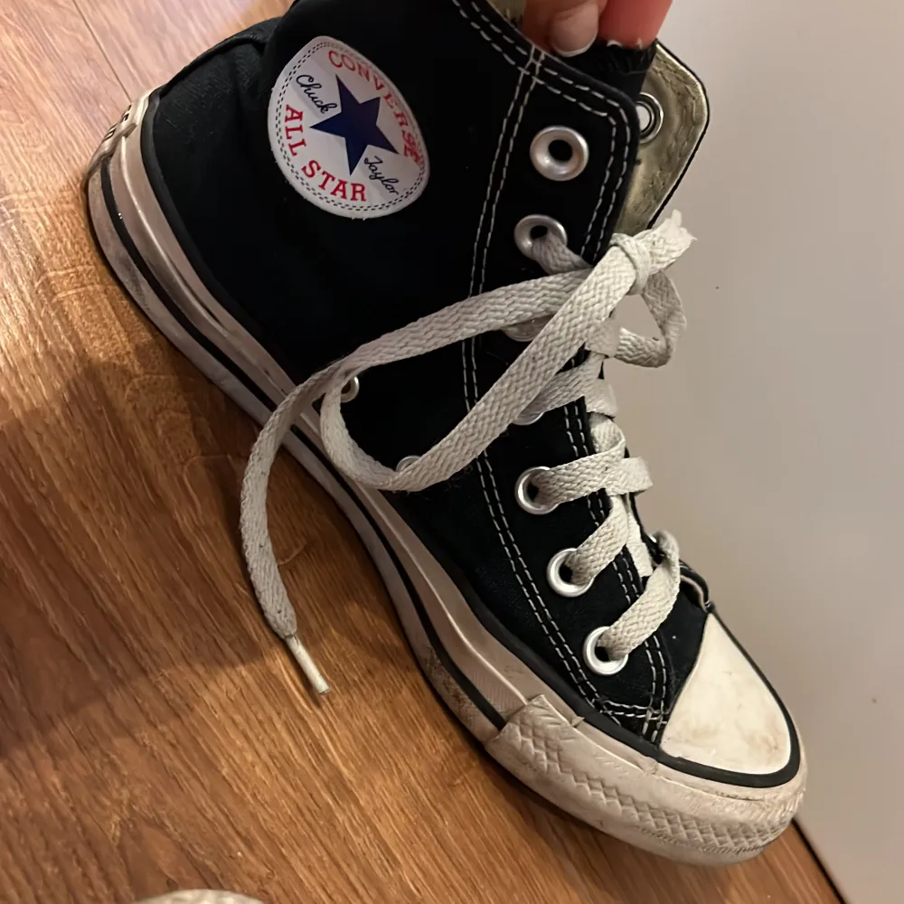 svarta converse i strl 36. Köpta i Italien för cirka två år sen men inte använt så pass mycket. Lite suddig text på märket (se bild 1, 3 och 4) på båda skorna men inget man tänker på. Självklart tvättas de innan köp !🤗🤗. Skor.