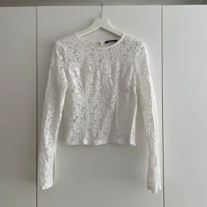 Topp i spets - Spetstopp i superfint skick! Slits vid ärmarna. 