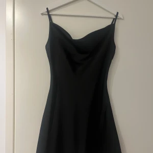 Kort satinklänning - Kort svart satinklänning med justerbara band