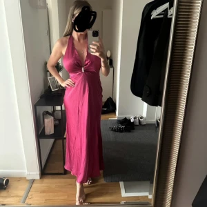 Rosa långklänning - Nypris 1600kr, kom gärna med egna bud!  Helt oanvänd med prislapp på.  Perfekt till bröllop eller bal. Passar både s/m stretchig