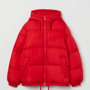 Röd Hm Jacka - I stort sätt nyskick, säljer den billigt då jag snabbt behöver plats i garderoben❤️