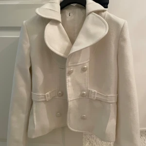 Vit kappa - Jätte gullig vit kappa. Vet tyvärr inte storleken men hade gissat på S/M.