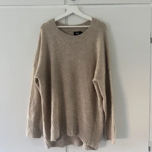 Stickad tröja - Stickad tröja från only. Jättefin och stor i storleken, skulle säga att det är en lång tröja. Bra skick. Pris går såklart att diskutera💕