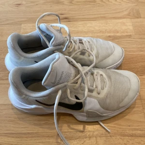 Basketskor - Basketskor som är använda men bra skick! 