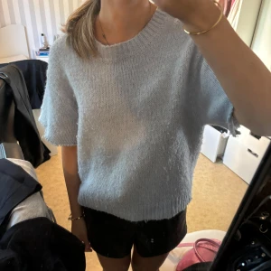 Stickad kortärmad  - Perfekt nu inför hösten, en söt stickad kortärmad från zara💕