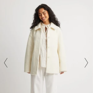 NA-KD KAPPA - En vit kappa från nakd i storlek 40, vit färg, köpte den för ett tag sedan men har inte använt den eftersom jag ska köpa en ny kappa i en annan färg. Som sagt nyskilt och inte använd. Nypris 899kr men säljer den för 500kr men priset kan diskuteras!