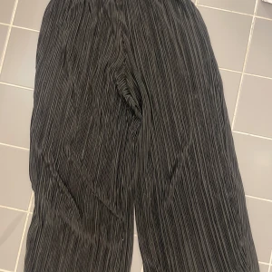 Plisserade byxor - Från Primark. Inte använt på flera år men är i fint skick.