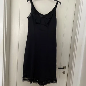 Vintage nattlinne  - Ett vintage nattlinne i svart 🖤Silkigt och skönt, med spets nertill ⭐️Lång till knäna ungefär och inte genomskinligt. Riktig retro, så fint att styla på olika sätt!! Storlek uppskattar jag till L eller typ 42-44, kan funka på 40 också✨🤎Perfekt skick! 