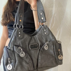 Grå väska - SÅ fin och användbar väska! Toppen skick