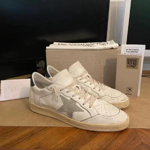 Golden Golden Ballstar - Tja! Säljer mina Golden Goose. De är utmärkt skick och knappt använda🙌 Köpte dom nya på NK. Nypris 5599!! Hör av dig vid minsta fundering. Kan även tänka mig byta mot valentino rockrunners eller ett par andra sköna skor😁🙌