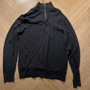 Halfzip  - Grå halfzip från Jack and Jones. Säljer denna eftersom jag inte använt den på ett tag. Inga defekter och nytvättad. Pris är alltid diskuterbart. Var inte rädda att fråga frågor!!