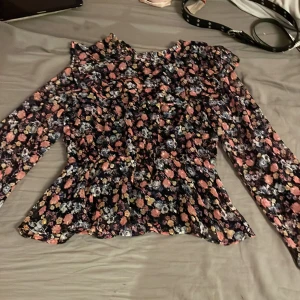 Blommig blus - Denna blommiga blus från lindex är oandvänd då jag nyligen köpt den men var inte som förväntat. 