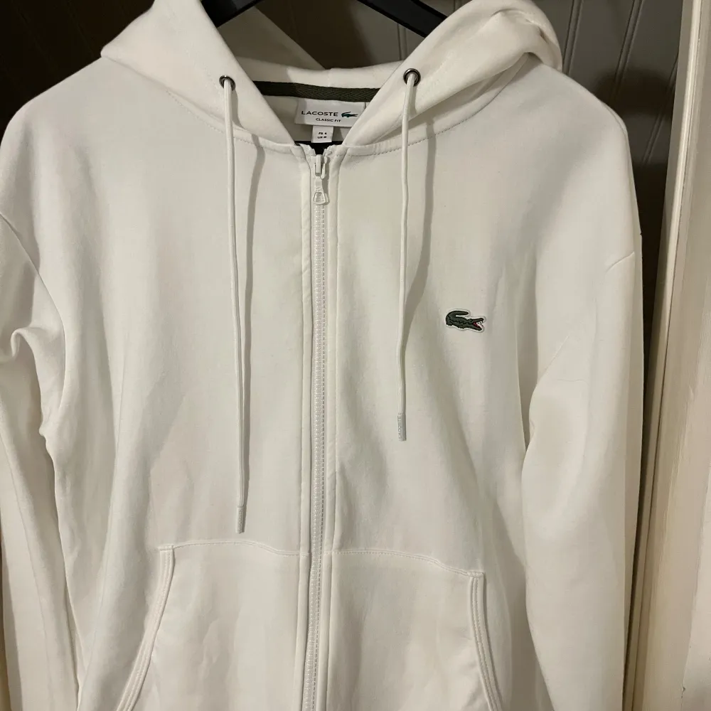 Säljer denna snygga full zip hoodie från lacoste. Skick 10/10, nästan aldrig använd. Storlek medium.. Tröjor & Koftor.