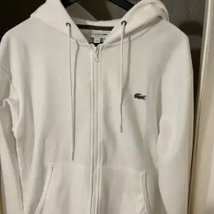 Säljer denna snygga full zip hoodie från lacoste. Skick 10/10, nästan aldrig använd. Storlek medium.