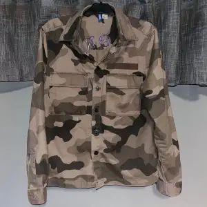 Väldigt unik Camo jacka i en del av Collection! Pssar storlek S! Knappt använd!