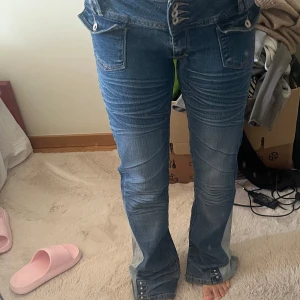 Lågmidjade jeans - Lägger upp igen, jättecoola jeans som jag säljer hör av dig för frågor pris kan diskuteras 🥰