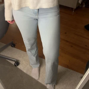 Högmidjade zara jeans  - Högmidjade jeans ifrån zara! Aldrig använda bara provade på! Är lite för korta för mig som är 178🩵