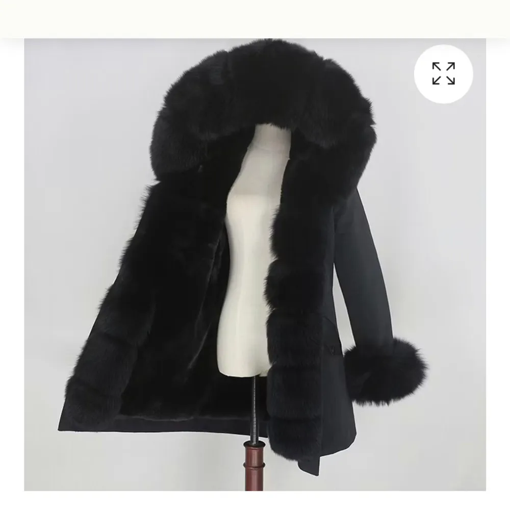 Perfekt jacka inför vintern från Femenina of Sweden. Jackan har ett tjockt teddy foder inuti som värmer väldigt bra. Jackans pälsdetaljer är avtagbara. Fickor finns på sidorna. Nypris på jackan är 3999kr men jag säljer för 2000kr! . Takit.