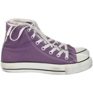 Lila Converse All Star - Ett par lila Converse i storlek 38. De är i helt okej skick men har inga stora defekter skulle jag iallafall inte säga. Säljer pga att jag helt enkelt inte använder dem längre.😚