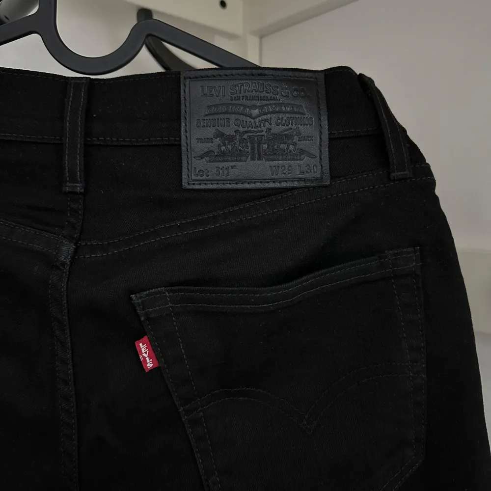 Svarta levis 511 jeans. Använda några gånger, är i bra skick. . Jeans & Byxor.