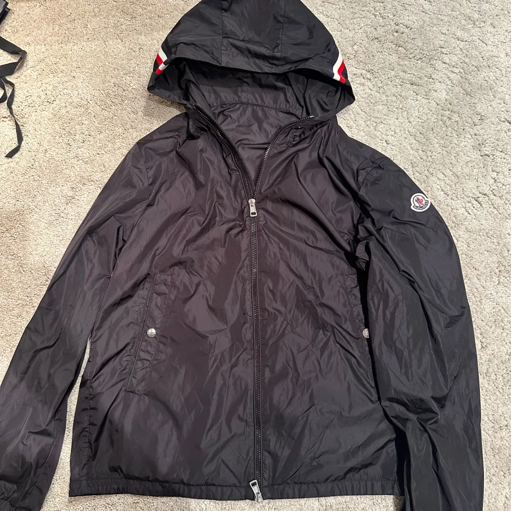 Moncler grimperius storlek 4 motsvarar L/Xl. Skick fint utöver ett litet pinehole.  Pris 2799kr. . Jackor.