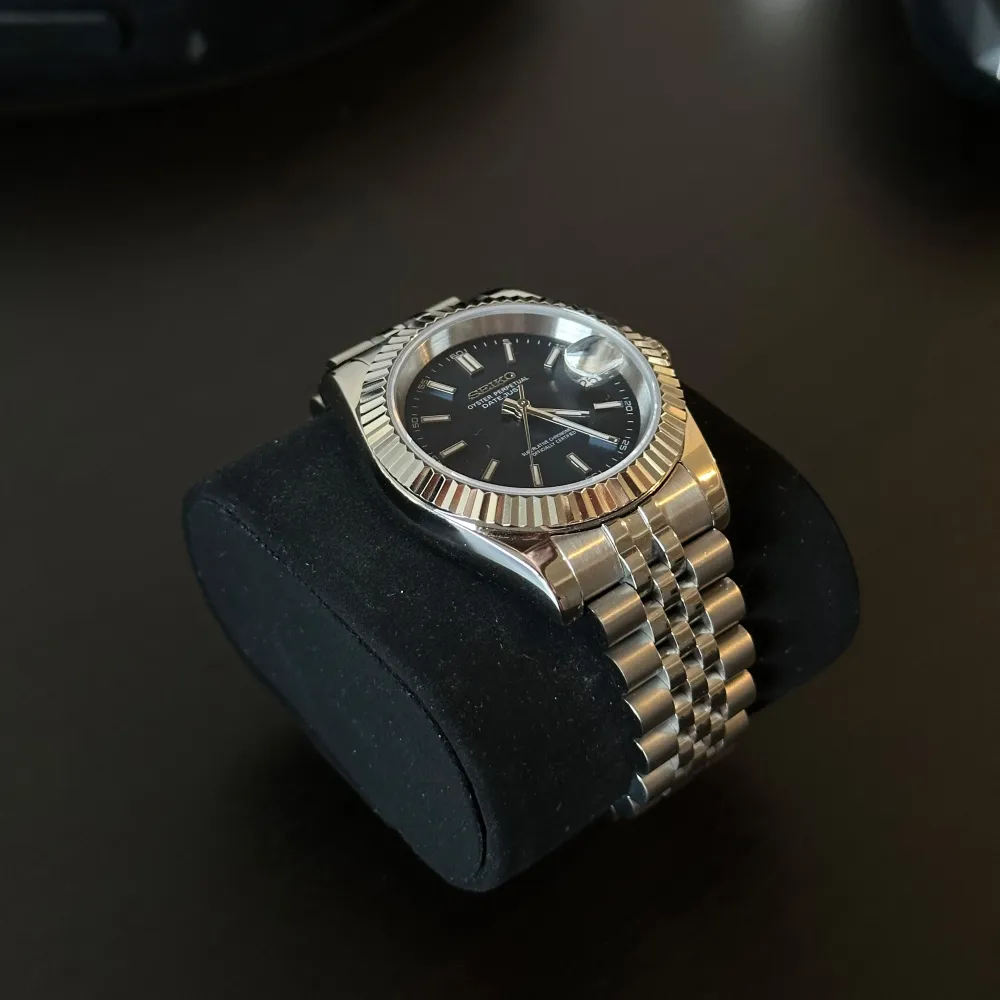 Nybyggd Seiko mod Datejust 40mm  NH35 automatiskt urverk Safir glas  Stainless steel   jubileelänk (kan även anpassa storleken, om önskat)  Mörkblå urtavla med sunburst-effekt (skimrar/skiftar färg i olika ljus)   Lume visare (lyser i mörkret). Accessoarer.