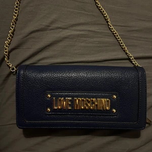Love moshino väska  - Jätte snygg mörkblå love moshino väska 