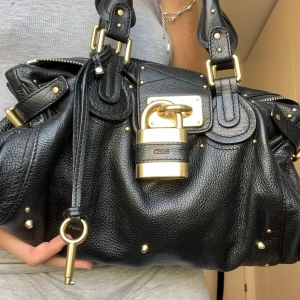 Chloe Paddington väska  - Suuuper fin väska från Chloe Paddington! Köpte den på Vestiaire i somras men har inte fått så mycket användning för den! Jätte fint skick! Betalade extra för autentisering (bild 4) Skriv om du vill ha fler bilder eller har frågor!🥰🥰❤️