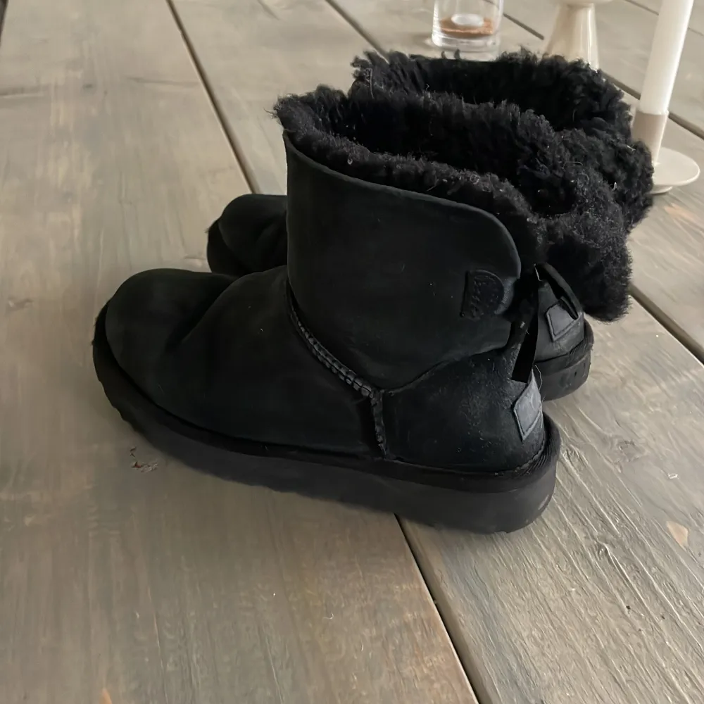 Säljer mina uggs i storlek 36 eftersom dom är förstora❤️ dom är använda men fortfarande i bra skick! Skriv vid minsta fråga❤️. Skor.