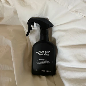 ”Let the good times roll” - ”Let the good times roll” från Lush, trendig, gourmand parfym på tiktok 🧁🫶🏼🍯 200 ml, har bara använt den några enstaka gånger 💓