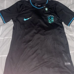 brazilian football jersey - perfekt skick fick hem den och den passa ej mig alla lappar finns kvar osv